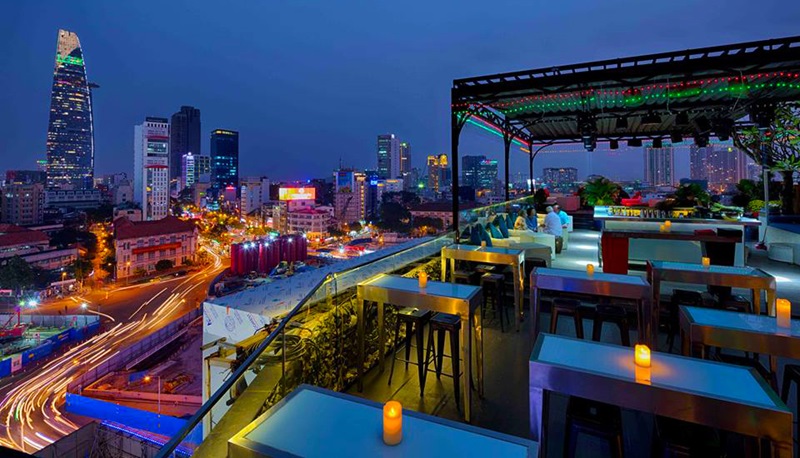 OMG Rooftop quận 1 kết hợp giữa quán cà phê và nhà hàng sang trọng