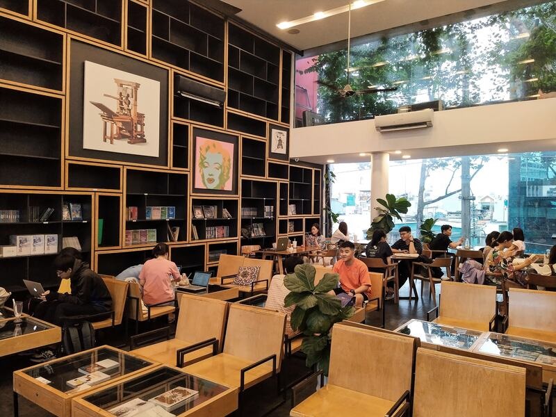 Cá Chép Book Cafe - Cà phê sách Sài Gòn