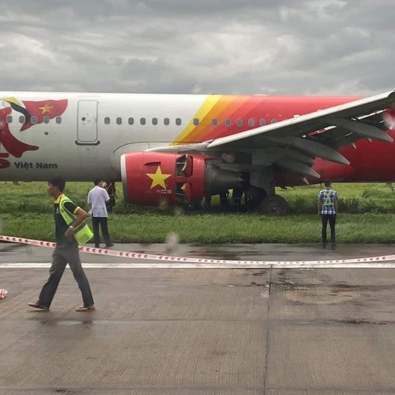 Máy bay Vietjet trượt ra khỏi đường băng ở Tân Sơn Nhất