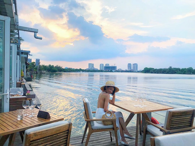 The Deck Saigon – Cafe view sông quận 2