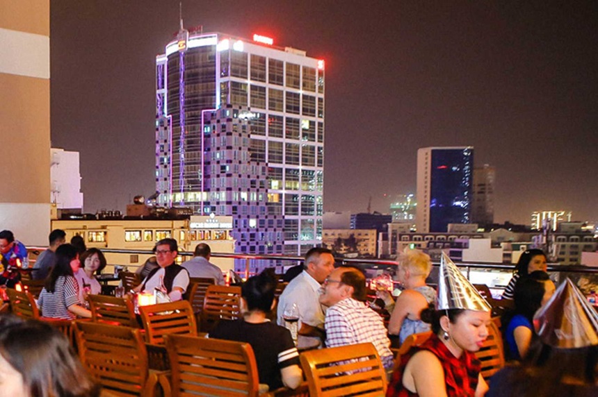 Đánh giá quán cafe Saigon Saigon Rooftop Bar quận 1, sân thượng thoáng mát