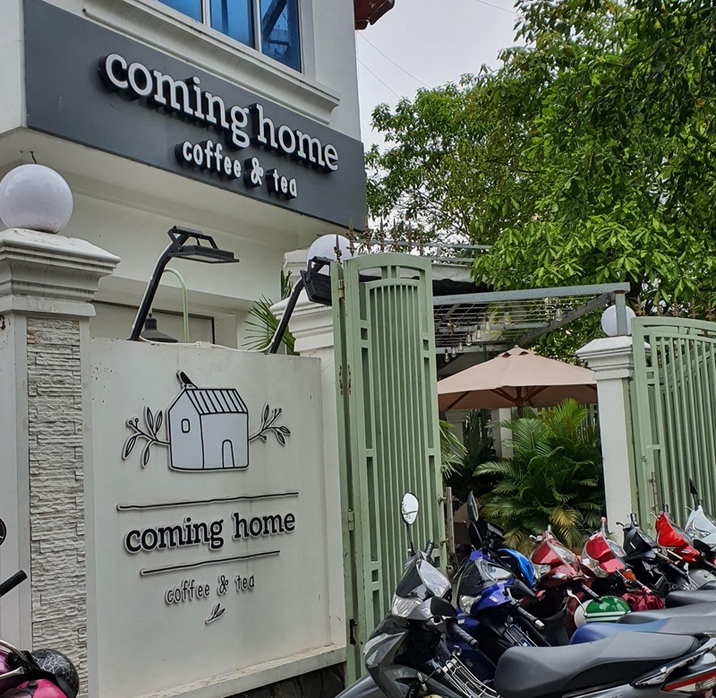 Coming Home Coffee nằm trên đường Tạ Quang Bửu sầm uất.